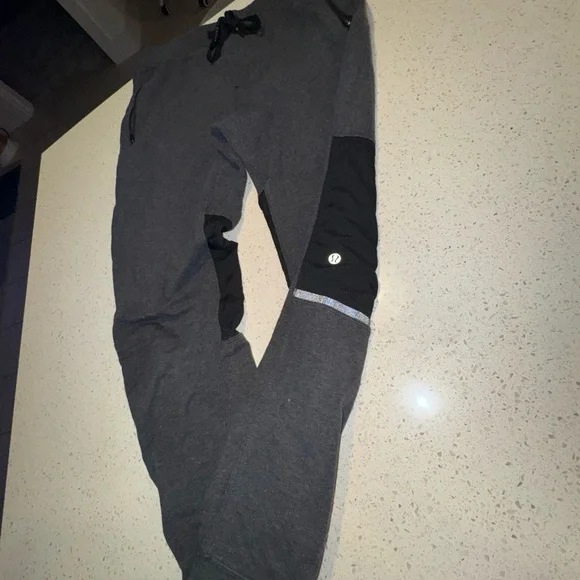 Lululemon Men Small Grey/Black Joggers tailored
